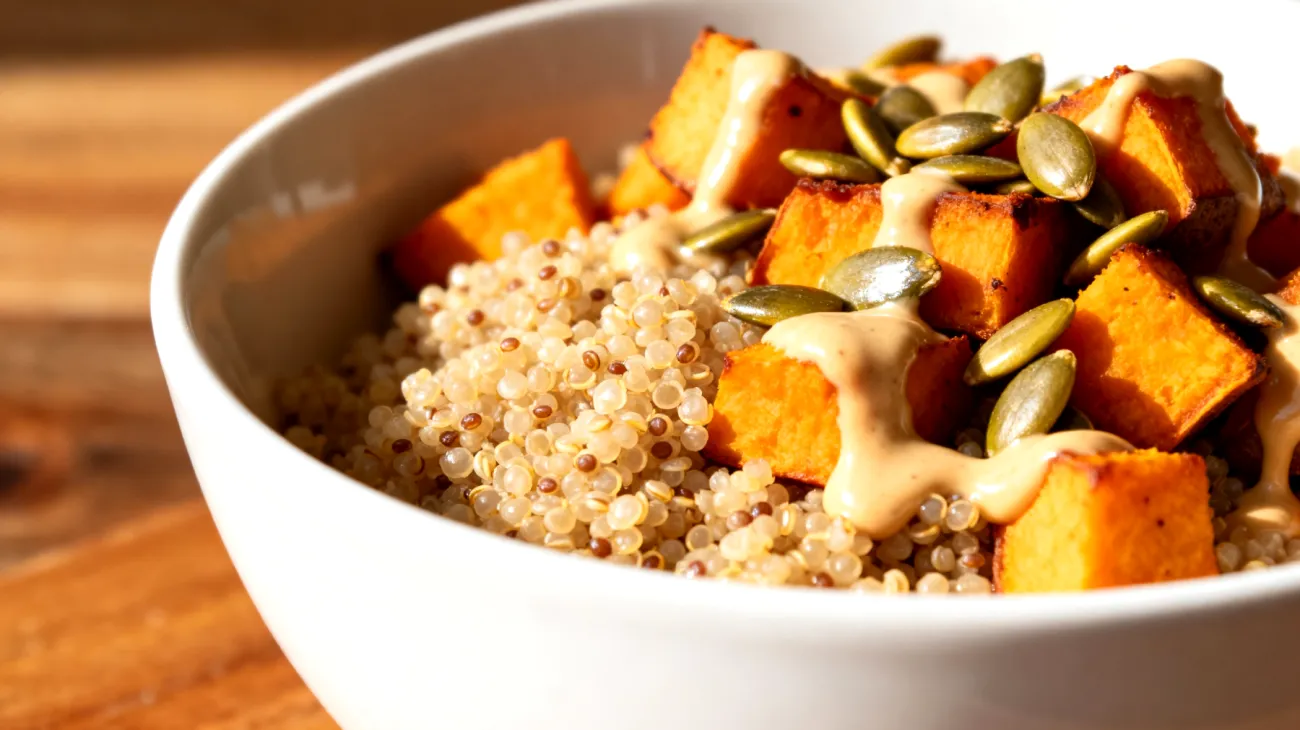 Amaranth-Süßkartoffel-Bowl mit gerösteten Kürbiskernen und Tahini-Dressing"