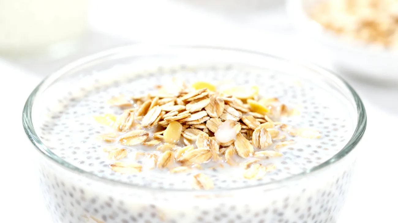 Chiasamen-Pudding mit fermentierten Haferflocken und Kefir"