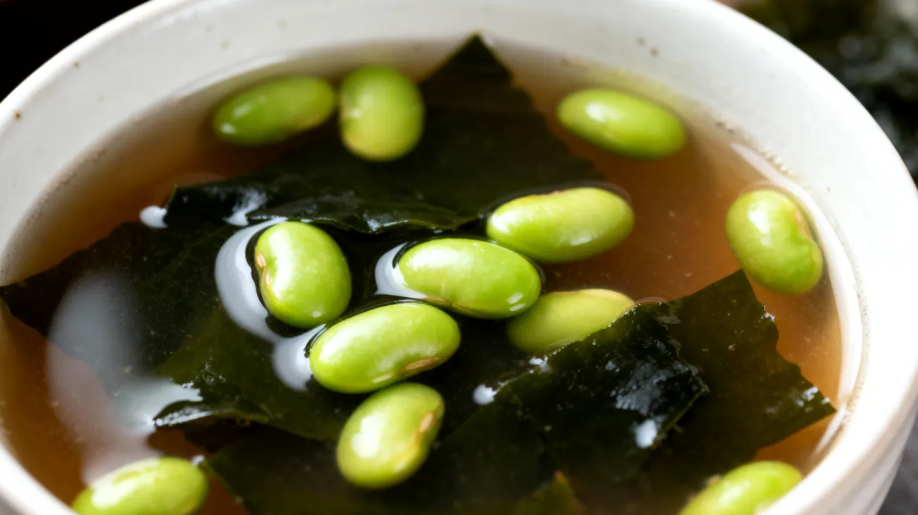 Miso-Suppe mit Wakame-Algen und Edamame"