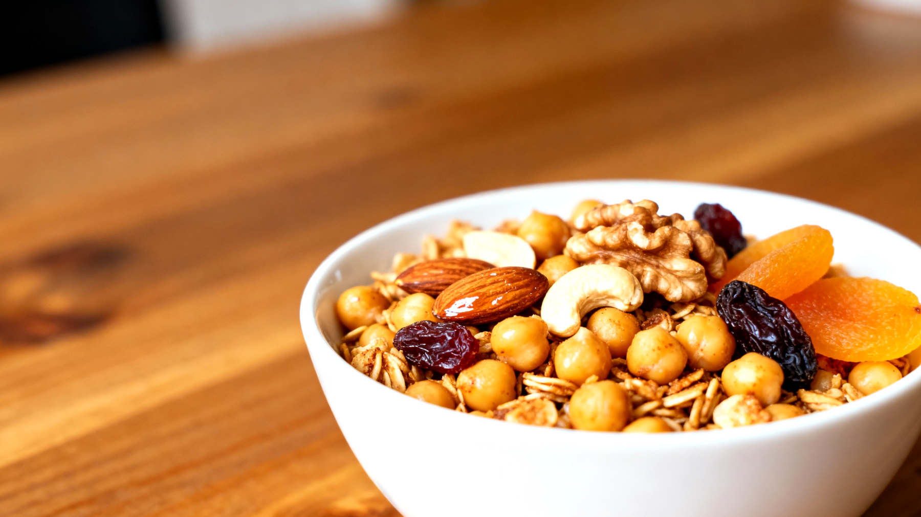 Muesli aus gerösteten Kichererbsen mit Nüssen und Trockenfrüchten"